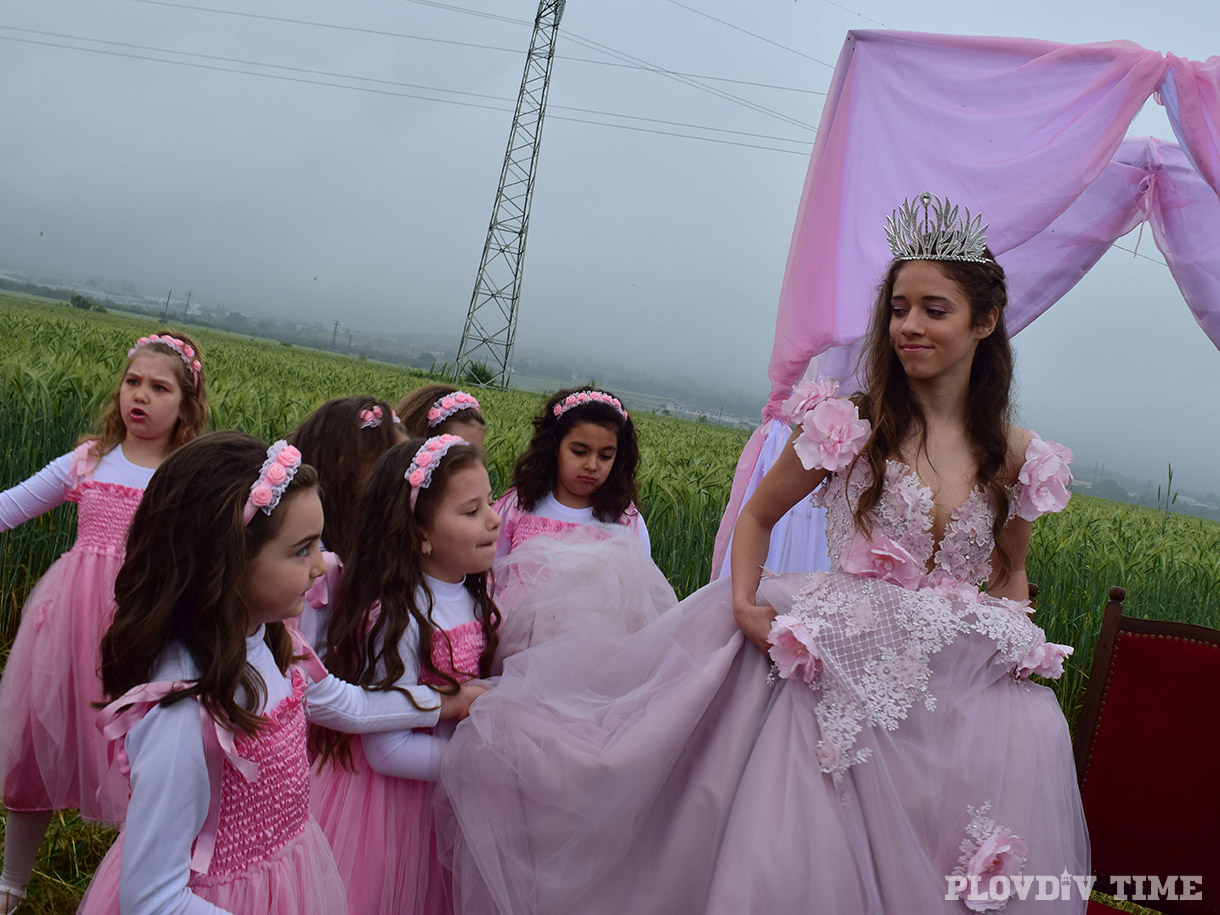 Царицата на розата заповяда празникът да започне! (Фотогалерия ...