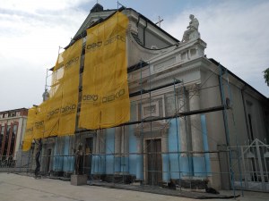 Незаконно: Облепят фасадата на храма „Св.  Лудвик” в Пловдив с изолация
