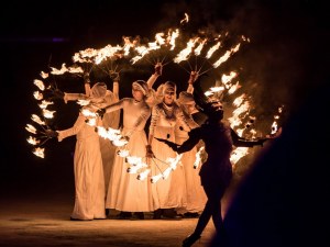 Атрактивно огнено шествие с 10-метров дракон затваря ул. “Иван Вазов“ и завладява Главната