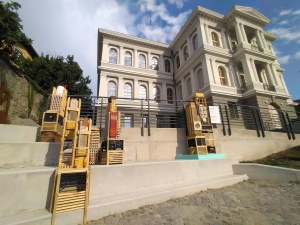 Войводите в Пловдив скочиха на белгийски артист за инсталация от отпадъци