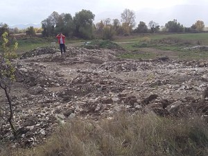 Строителни работници унищожиха артефакти на праисторическа могила край Асеновград