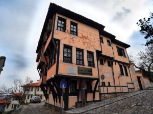 Гаф в поръчка на Титюков: Фирма от село Козарка взима 1,5 млн. лева за ремонт на емблематична къща в Стария град
