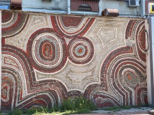 С  тесери на половин век: Трифон Неделчев възстановява красива мозайка в „Тракия”