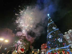Пловдив завладян от Коледния дух със запалването на празничната елха