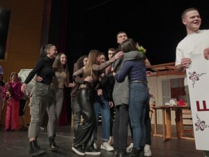 Ученици от Пловдив поканиха класния си ръководител на бала от театрална сцена