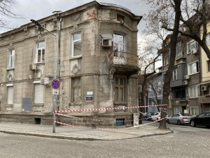 Задължават собствениците на ценната къща на ул. “Преслав“ 39 да обезопасят фасадата