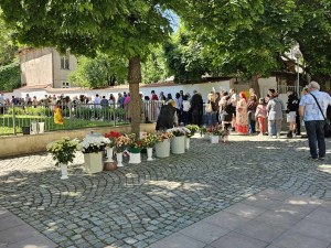 Цветница е! Опашки от вярващи пред църквите в Пловдив, чакат за осветени върбови клонки