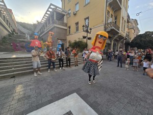 Грамадно куклено семейство и Марица брас бенд разиграха Главната на Пловдив