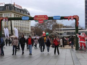 Дядо Коледа идва на Ледената пързалка в Пловдив, подарява подаръци на всички