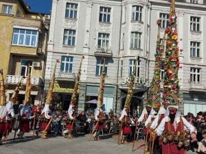 Кукери, гайдари и танцьори в Дионисиево шествие по Главната в Пловдив