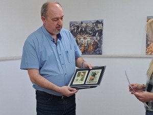 Преподавател дари пощенски марки с репродукции на Златю Бояджиев на родната му къща
