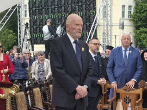 Цар Симеон II чете молитва на съборната архиерейска служба в Пловдив