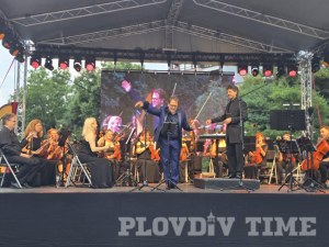 Хиляди зрители на площада, аплодират Веско Ешкенази и Пловдивската опера