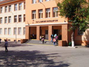 Директорът на СУ „Св. Паисий Хилендарски“ изпълни препоръките на РУО - освежи съблекалните и място за хранене