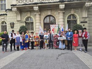 Украинци подариха изрисувана гилза на кмета, той поздрави участниците във фолклорния фест