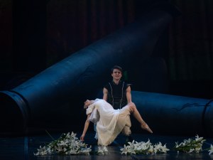 Солист на Националния театър в Марибор играе Ромео на Античния театър