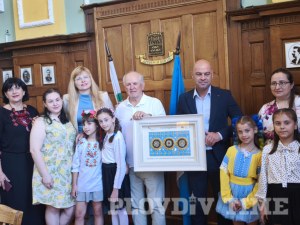 Украинската общност подари на Пловдив картина със слънчогледи - символ на светлината