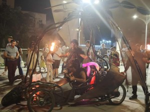 Огнен дракон възпламени Главната: Децата в еуфория, пожарникарите - на крак