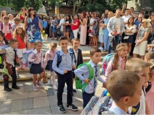 Честит първи учебен ден! Над 3300 първолаци прекрачват училищния праг за пръв път днес