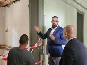 Хуманитарната гимназия се оказа бомба със закъснител СНИМКИ