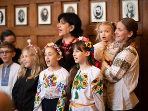 Украински деца поздравиха кмета за Коледа