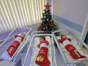 Коледно чудо в „Селена“: лекари посрещнаха шест празнични бебета – сред тях и малък „победител“
