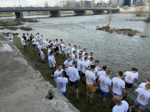 Рекордни 154 души се хвърлят за Богоявленския кръст в река Марица