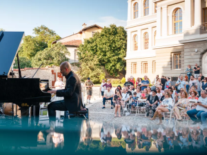 Открит театър и детска площадка ще има в двора на Градската галерия в Стария град
