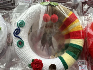 Мартенички със стотинка хит в първата Баба Марта с евро в Пловдив