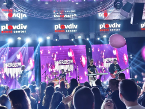 Розов акцент и метъл акорди: Plovdiv Event Center събра фенове на алтернативната вълна от 2000-те