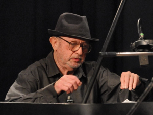 Паметник на Милчо Левиев, който свири на пиано, ще има в Пловдив