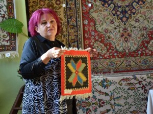 Дора Куршумова претворява шевици в картини и отваря прозорец към едно красиво минало