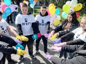 С послание за съпричастност: Ученици от Пловдив пуснаха балони в подкрепа на хората с редки болести