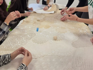 Най-голямата българска рокля оживява край Пловдив: от вековни карета и стотици ръце