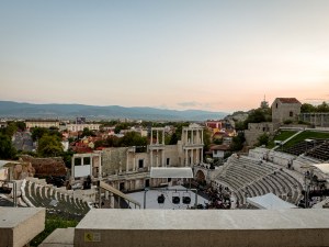 Ремонтират компрометираната сцена на Античния театър