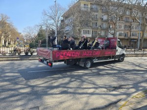 Пловдив стана Ню Орлеанс: Брас бендът на Вили Стоянов джазира булевардите