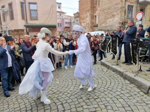 В Международния ден на театъра: Артисти изпълват Главната с пъстро шествие