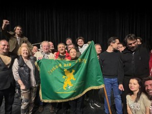 Кметът на Панагюрище подари реплика на знамето на Райна Княгиня на Пловдивския театър