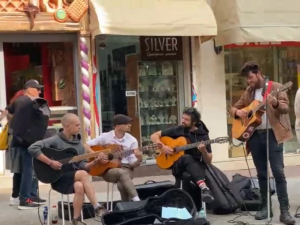 Сърдита съседка спря концерт на Главната, пловдивчани защитиха музикантите