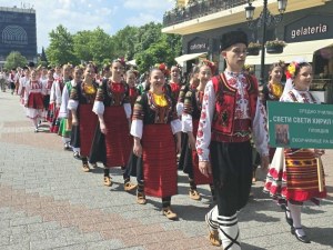 С две шествия: Пловдив отбеляза деня на светите братя Кирил и Методий