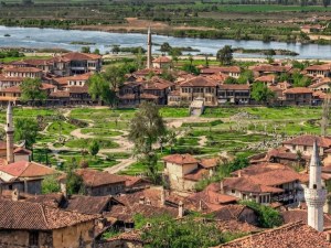 Рядка фотография показва планирането и изграждането на Градската градина на Пловдив