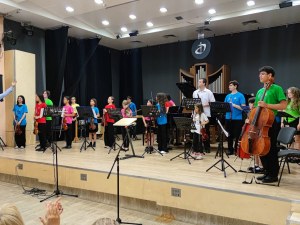 Талантите от оркестър “Дивизи“ свириха за цигуларя Мичо Димитров