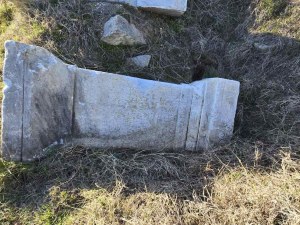 Спасиха ценни древни стели, изхвърлени на незаконно сметище до Рогош