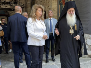 Спряха опашката за чудотворната икона в Бачково заради Йотова, десетки чакаха в 38-градусовата жега