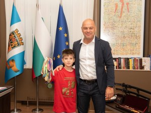 Кметът открива в Хуманитарната, 3301 първокласници влизат в обновени класни стаи