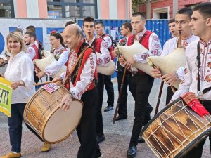 Пловдив в ритъма на традициите: Есенният панаир извади на Главната инструменти с душа
