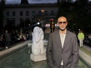 „Кой съм аз?“: Вангелис Исакидис превръща личните си емоции в изложба
